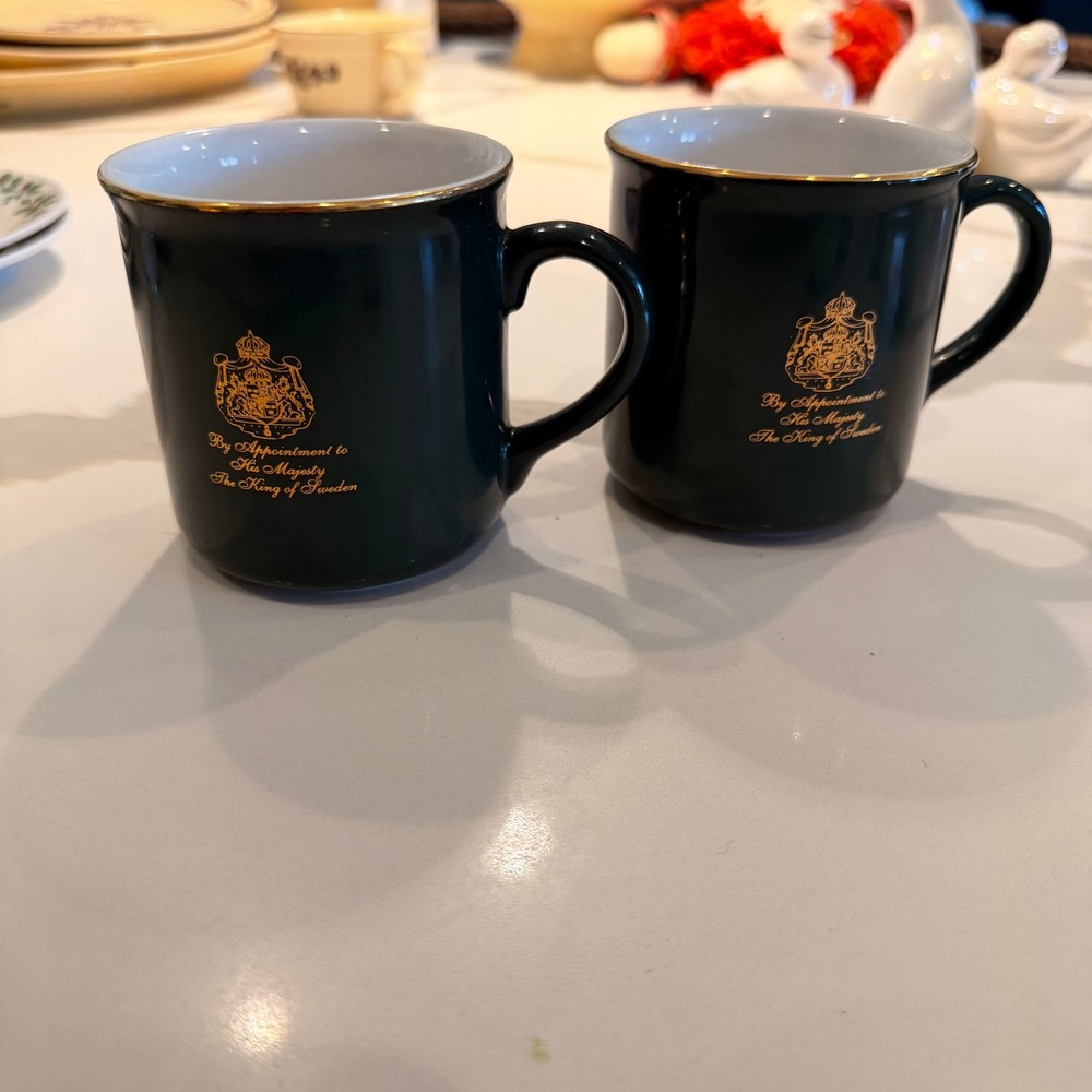 Gevalia Kaffe Set of 2 Black Royal Crest Coffee Mugs King Sweden Excellent